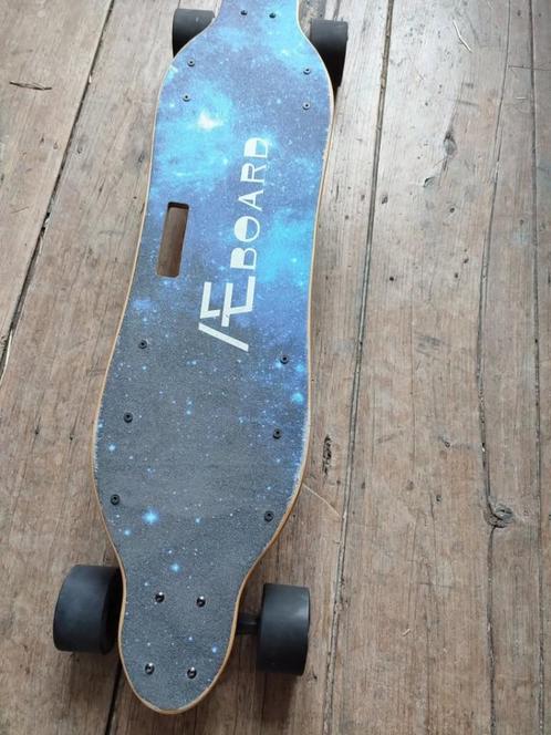 Skateboard/longboard électrique (état neuf!!!!), Sport en Fitness, Skateboarden, Zo goed als nieuw, Skateboard, Longboard, Ophalen of Verzenden