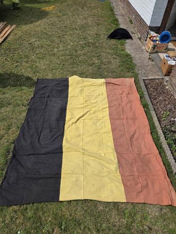 Oude Belgische vlag (2m x 2,5m) – mooie verzamelstaat beschikbaar voor biedingen