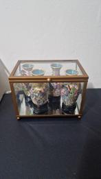 4 Vintage chinees vasen in en gesloten glazen doosje, Antiek en Kunst, Ophalen