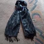 Nieuwe dames sjaal, Enlèvement, Écharpe