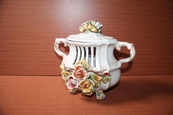 Vintage Bassano Porselein Urn, Antiquités & Art, Art | Sculptures & Bois, Enlèvement ou Envoi