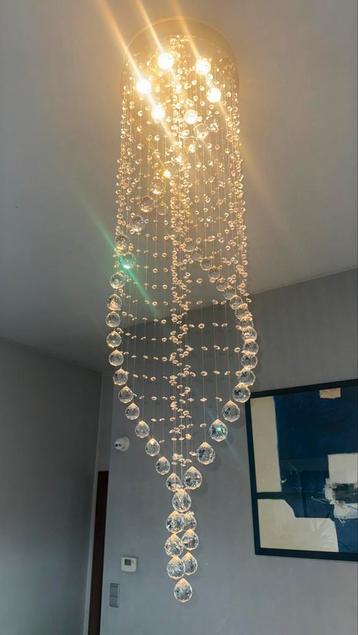 Lustre de 160cm de hauteur en cristal avec 6 ampoules led  disponible aux enchères