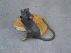 statue d une souris et son biscuit en bronze pat couleurs ., Bronze, Enlèvement ou Envoi