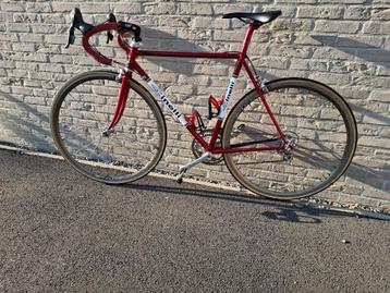 Retro koersfiets beschikbaar voor biedingen