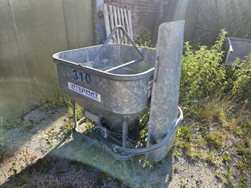 mortelsilo met sleufgoot beschikbaar voor biedingen