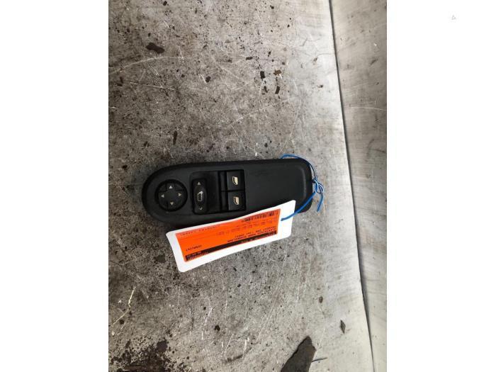 Elektrisch Raam Schakelaar van een Peugeot 206, Auto-onderdelen, Dashboard en Schakelaars, Peugeot, Gebruikt, 3 maanden garantie
