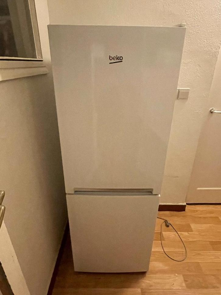 Koelkast met diepvries - Beko model rcsa 240m20w, Electroménager, Réfrigérateurs & Frigos, Utilisé, Avec compartiment congélateur