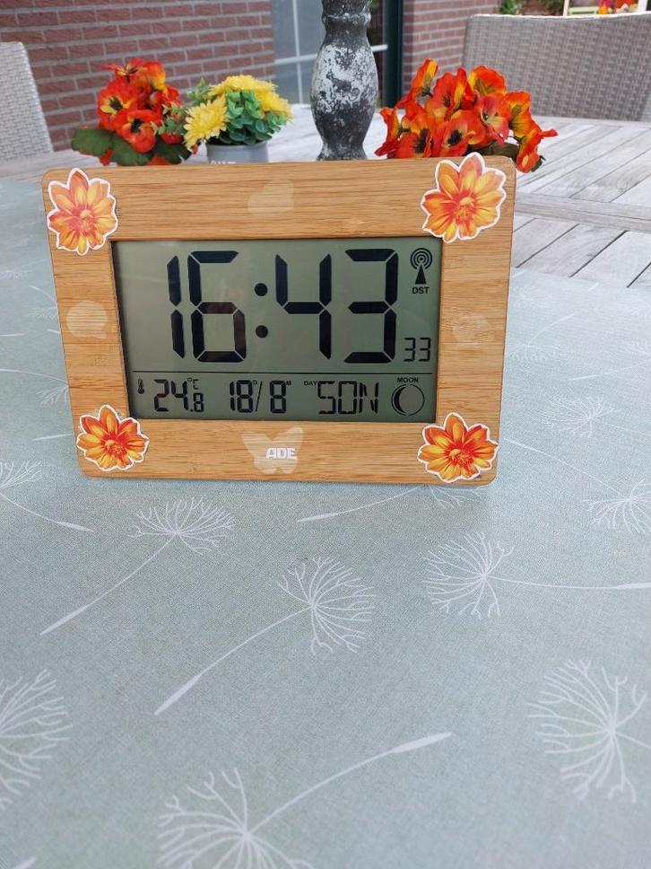 Digitale klok merk ADE in perfecte staat, Huis en Inrichting, Woonaccessoires | Klokken, Gebruikt, Wekker of Tafelklok, Digitaal