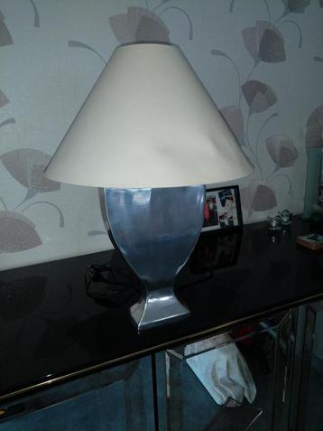 zilveren lamp met witte lampekap