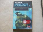 Een thriller boek De man van de blauwe cirkels, als nieuw, Ophalen, Zo goed als nieuw, Fred Vargas