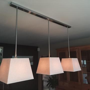 Mooie hanglamp met drie ecru kappen beschikbaar voor biedingen