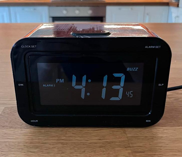 Bigben digitale wekkerradio - model RR30 New York kleur, Elektronische apparatuur, Wekkers, Zo goed als nieuw, Digitaal, Ophalen of Verzenden