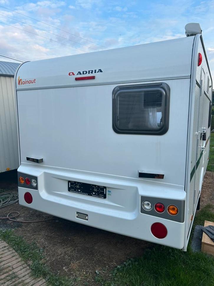 Adria 442 pk caravan, Caravans en Kamperen, Caravans, tot en met 4, 1000 - 1250 kg, Adria, Dwarsbed, Omvormbare zithoek, 5 tot 6 meter