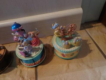 4 verschillende kleine enesco muziekdoosjes beschikbaar voor biedingen