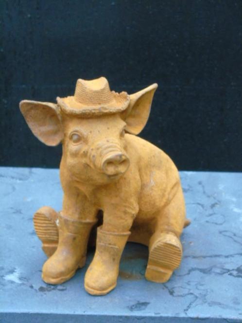 statue d un cochon avec un chapeau et des bottes en fonte ., Jardin & Terrasse, Statues de jardin, Neuf, Animal, Métal, Enlèvement ou Envoi