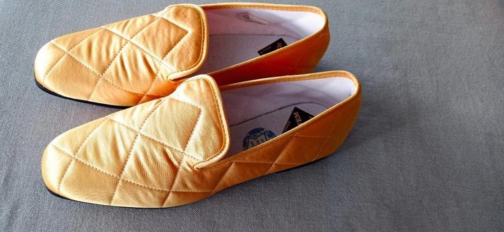 Nieuwe elegante pantoffels, satijnlook / 38, Vêtements | Femmes, Chaussures, Neuf, Pantoufles, Enlèvement ou Envoi