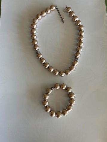 Setje armband en ketting  beschikbaar voor biedingen