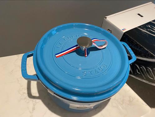 AANBIEDING Staub La Cocotte Haut 24 cm Ice Bleu NIEUW!, Huis en Inrichting, Keuken | Potten en Pannen, Nieuw, Koekenpan of Braadpan