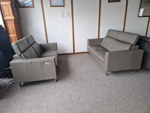 TAUPE BUFFELLEDEREN SALON MET ELEKTRISCHE RELAXEN 3 EN 2 ZIT, Huis en Inrichting, Zetels | Voetbanken en poefs, Zo goed als nieuw