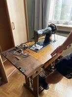 Prachtige antieke Singer-naaimachine met meubilair, Ophalen