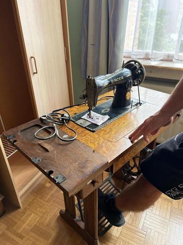 Prachtige antieke Singer-naaimachine met meubilair beschikbaar voor biedingen