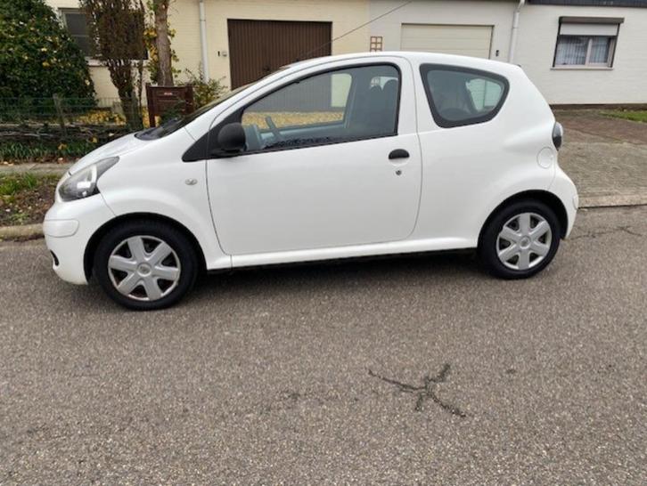 toyota aygo benzine in goede staat-- controlevrij, Auto's, Toyota, Particulier, Aygo, ABS, Airbags, Radio, Benzine, Euro 5, Handgeschakeld