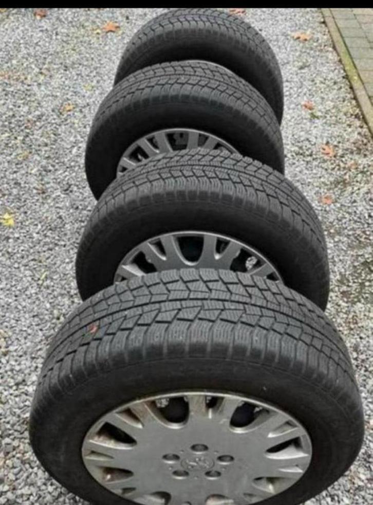 Set winterbanden  215/60*R16 H XL 99H (amper km gereden), Auto-onderdelen, Banden en Velgen, Banden en Velgen, Winterbanden, 16 inch