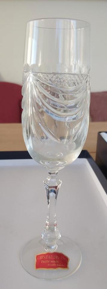 Verres à champagne, verres à vin et carafe en cristal ancien disponible aux enchères