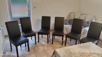 Lot de 6 chaises de qualité et confortable.