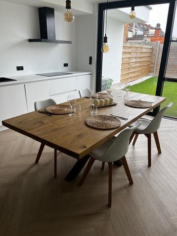 Massief houten eettafel beschikbaar voor biedingen