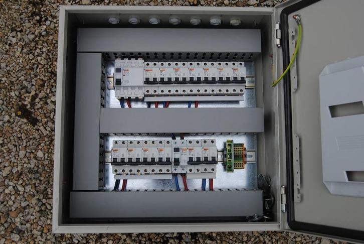 Metalen zekeringkast met differentieel s en zekeringen 2x230, Doe-het-zelf en Bouw, Elektriciteit en Kabels, Gebruikt, Ophalen