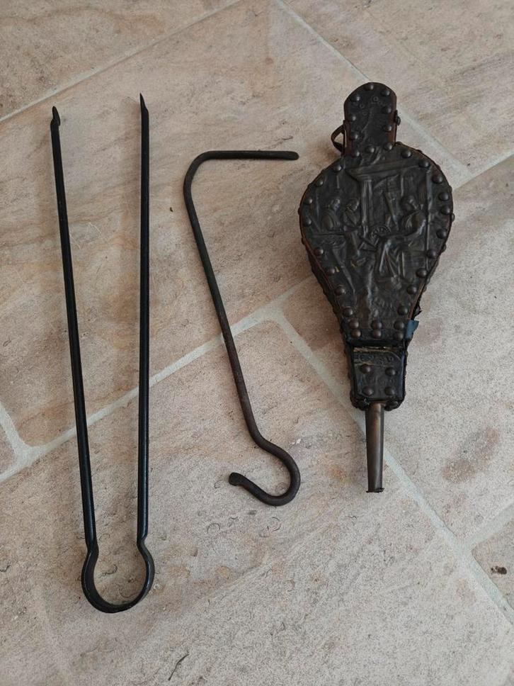 un ensemble d'outils de cheminée anciens ou vintage, Maison & Meubles, Cheminées, Enlèvement