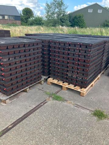 468 vochtdoorlatende rubberen matten, stalmatten 50x50x10cm beschikbaar voor biedingen