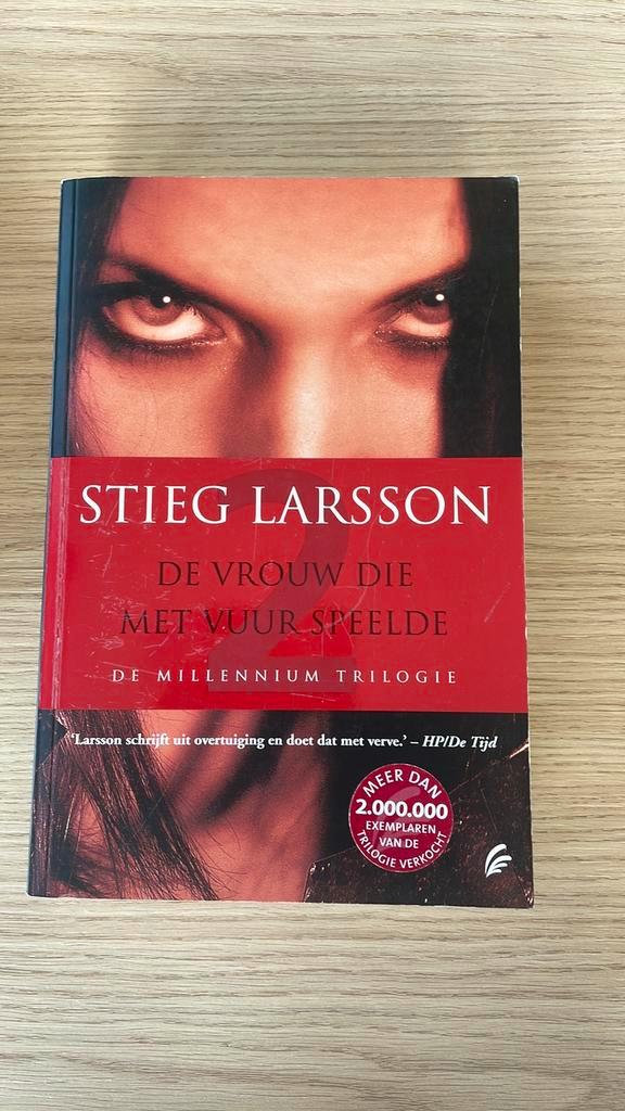 Stieg Larsson - De vrouw die met vuur speelde, Boeken, Thrillers, Ophalen of Verzenden