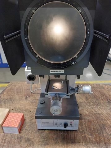 Profielprojector Mitutoyo PJ-250 beschikbaar voor biedingen