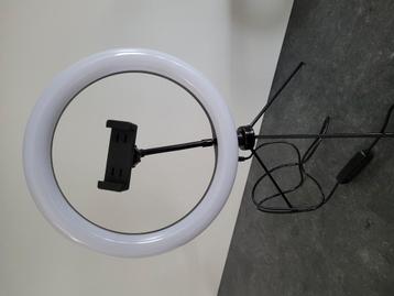 Led ringlamp op statief beschikbaar voor biedingen
