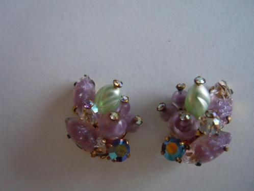 Vintage oorbellen lila steentjes en Aurora Borealis - clip, Handtassen en Accessoires, Oorbellen, Gebruikt, Glas, Paars, Ophalen of Verzenden