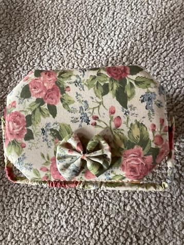 Trousse à couture florale ancienne, Enlèvement