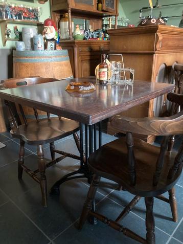 Mooie authentieke robuuste cafétafel beschikbaar voor biedingen