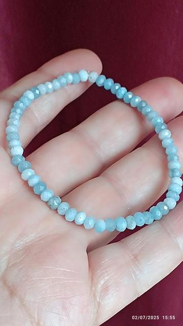 Elastische armband met aquamarijn  beschikbaar voor biedingen