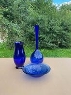 Assortiment de vases et coupes en verre bleu, Enlèvement