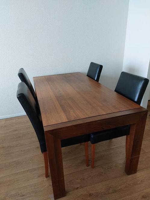 Set: massieve notenhouten tafel en 4 stoelen, Huis en Inrichting, Complete eetkamers, Zo goed als nieuw, Ophalen