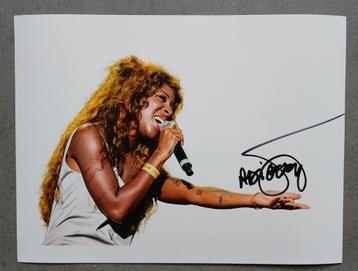 Gesigneerde foto van Charlotte Adigéry. beschikbaar voor biedingen