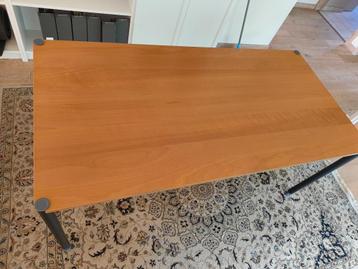 bureautafel beschikbaar voor biedingen
