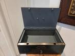 Te koop: oude metalen kist voor kostbaarheden, Ophalen of Verzenden, Slot