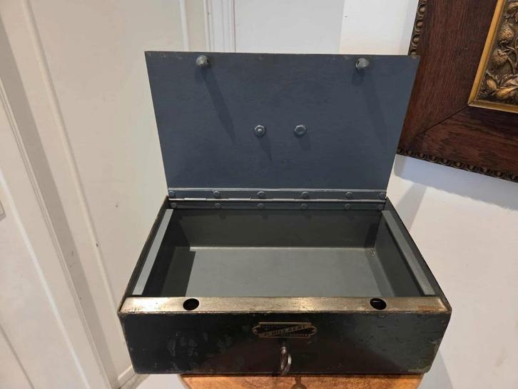 Te koop: oude metalen kist voor kostbaarheden, Handtassen en Accessoires, Koffers, Slot, Ophalen of Verzenden