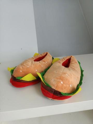 Hamburger pantoffels en polo/t-shirt  beschikbaar voor biedingen