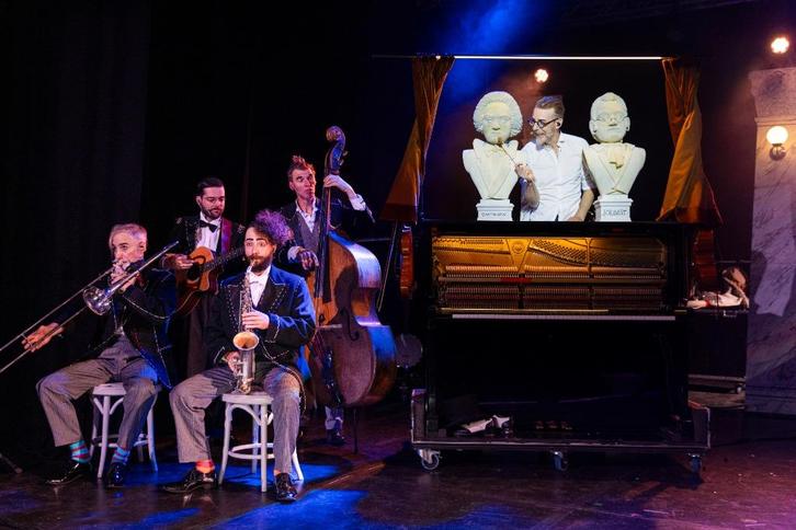 08 mrt 26 – VIP – Släpstick – Stadsschouwburg, Tickets en Kaartjes, Theater | Overige, Drie personen of meer, Maart, Arrangement