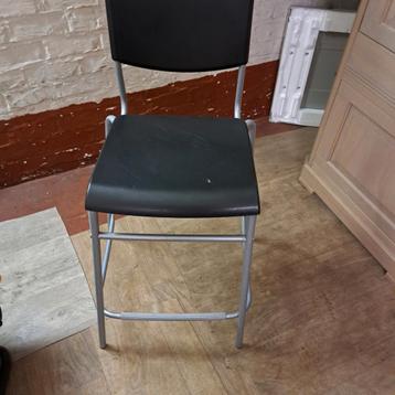 Barkruk en een hoge keukentafel  beschikbaar voor biedingen