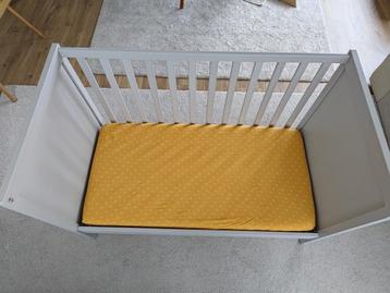 SUNDVIK babybedje - (hoeslakens, dons, aerosleep matras, ..., Kinderen en Baby's, Babywiegjes en Ledikanten, Ophalen, Zo goed als nieuw